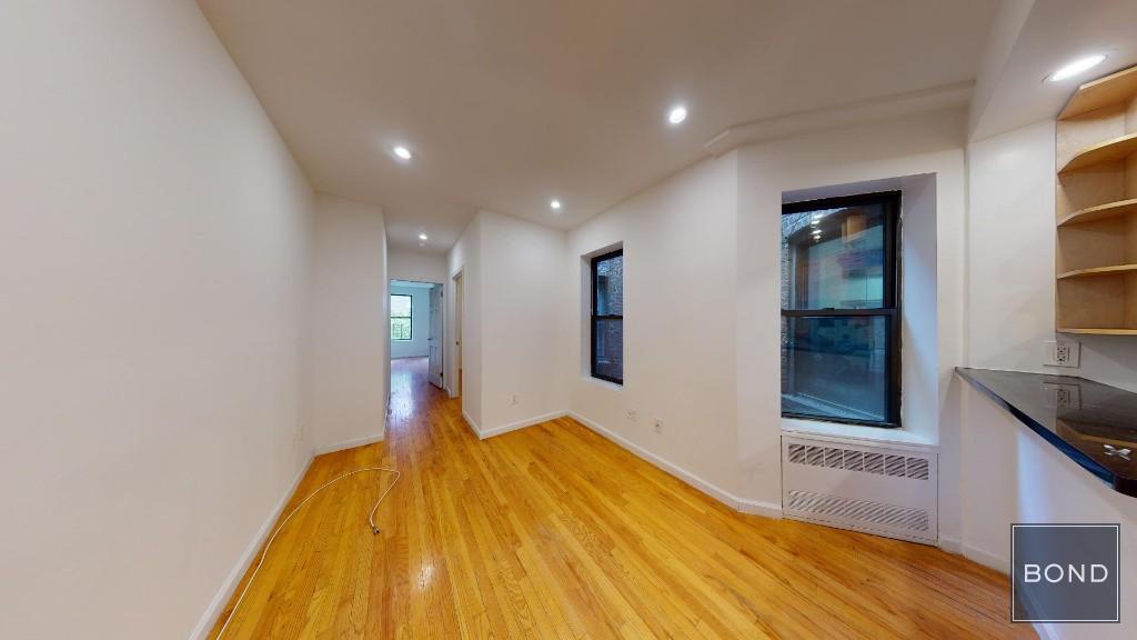 Foto principal - 439 W 51st St