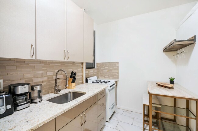 Foto del edificio - 428-430 West 47th Street-SI ID1021928P