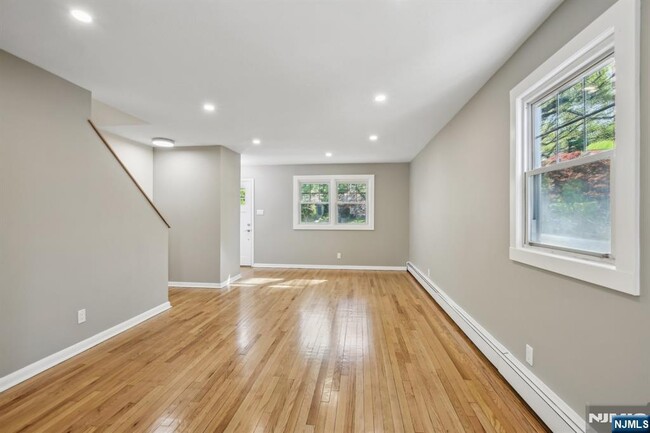 Foto del edificio - 222-224-224 Woodside Ave