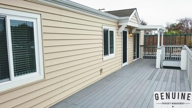 Building Photo - 1008 England St