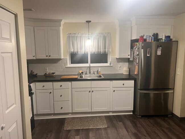 NEW KITCHEN - 46 Strasbourg Dr