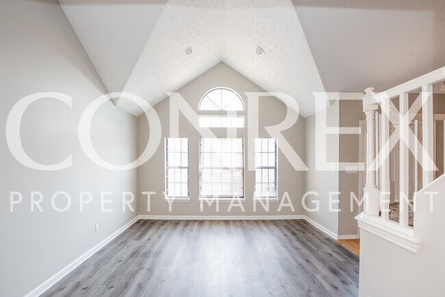 Building Photo - Beautiful Spacious Three Bedroom