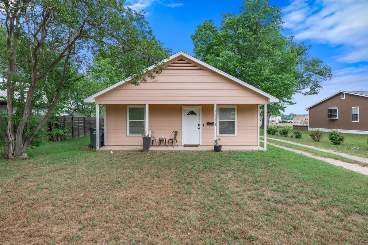 Primary Photo - 1807 Pecan St