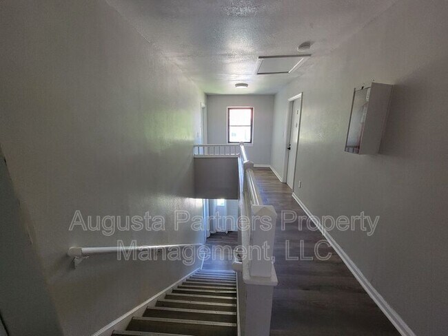 Building Photo - 112 3rd St