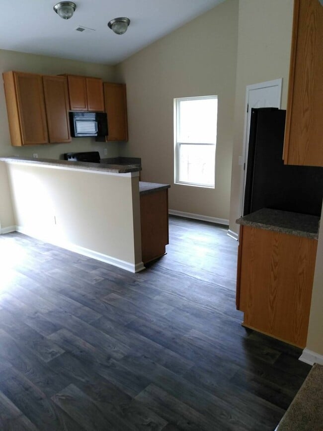Building Photo - Spacious 4 Bedroom, 2.5 Bathroom Home!