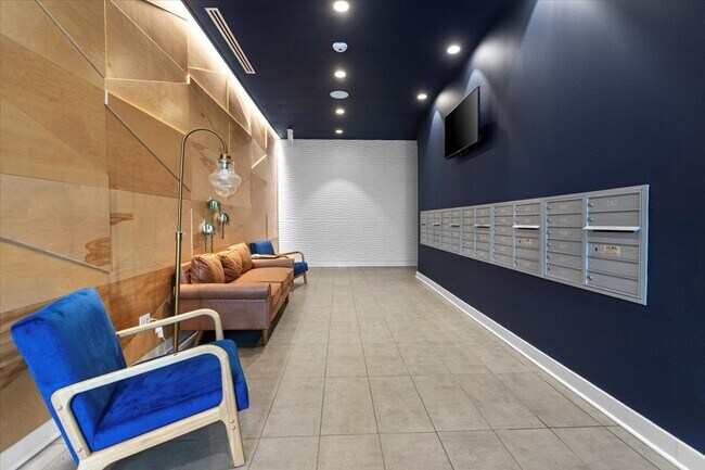 Foto del edificio - 830 N Milwaukee Ave