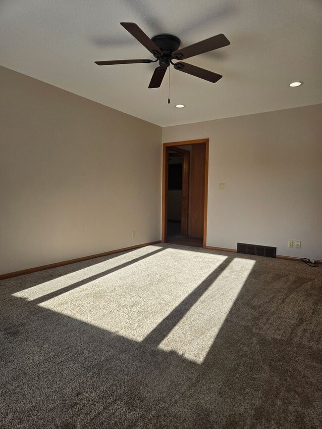 Building Photo - 922 E 12th Ave