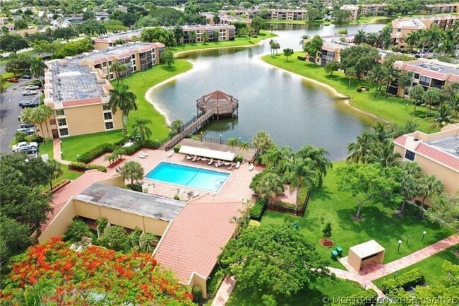 Foto del edificio - 6114 Coral Lake Dr