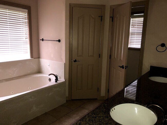Foto del edificio - Beautiful home available 7/17/2024!