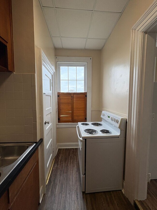 Building Photo - Apartment located inside beautiful historcal home in Lynchburg!