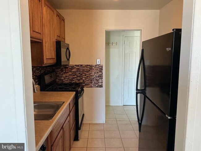 Foto del edificio - 7246 Donnell Pl