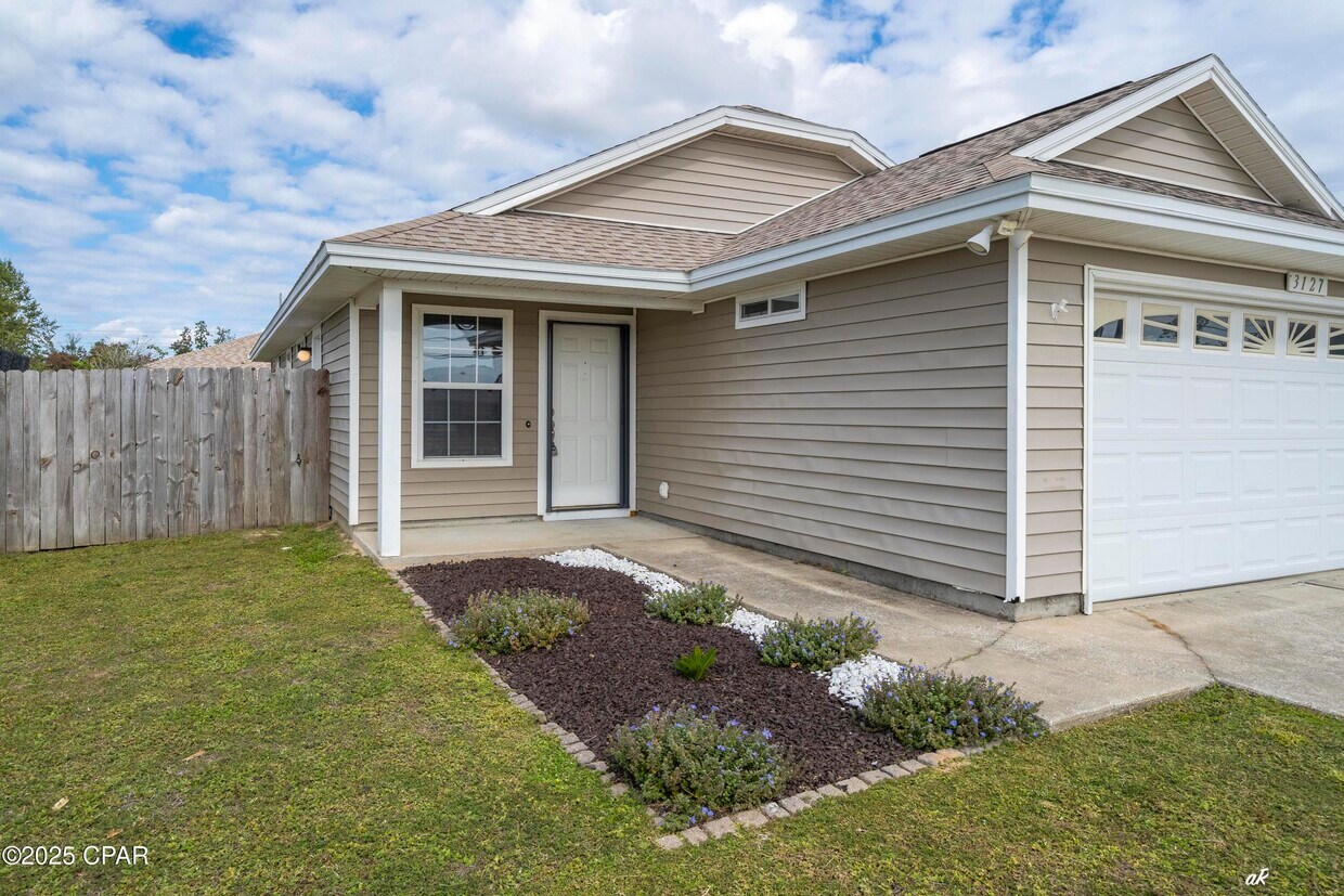 Primary Photo - 3127 Douglas Rd