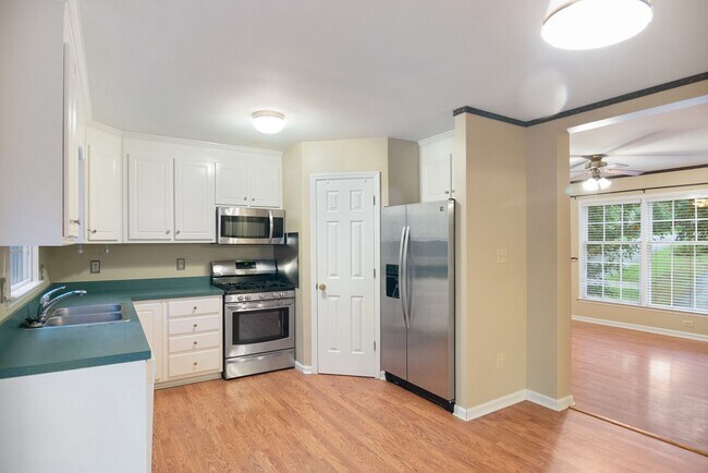 Building Photo - Charming 3-Bedroom Home with Fenced Yard, ...