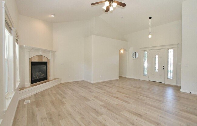 Building Photo - Stunning Home w/Open Floor-plan