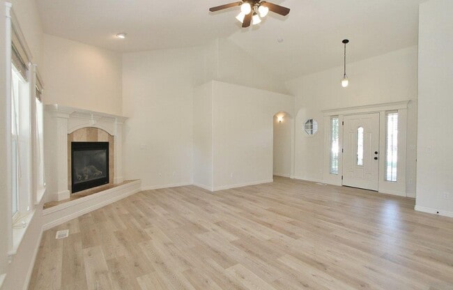 Foto del edificio - Stunning Home w/Open Floor-plan