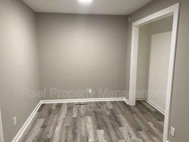 Foto del edificio - 204 E Spring St
