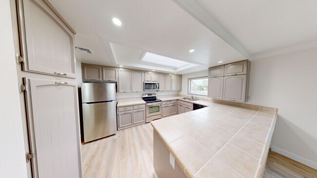 Building Photo - Spacious 3 Bedroom, 2.5 Bathroom Home with...