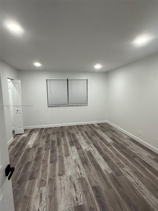 Foto del edificio - 11441-11447 NW 45th St