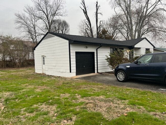 Building Photo - 1027 Floyd Dr