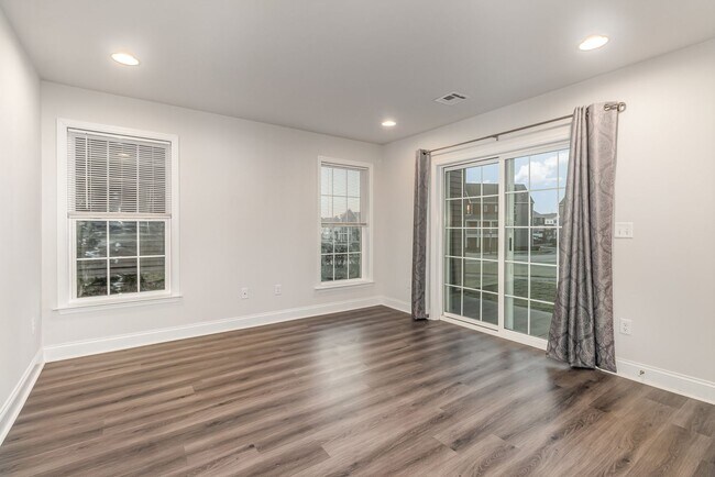 Foto del edificio - 4 Bedroom 2.5 Bathroom Town-Home For Rent ...