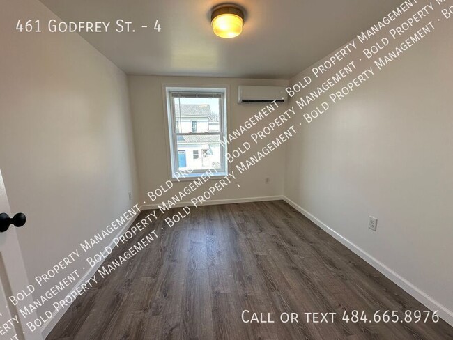 Building Photo - 461 Godfrey St