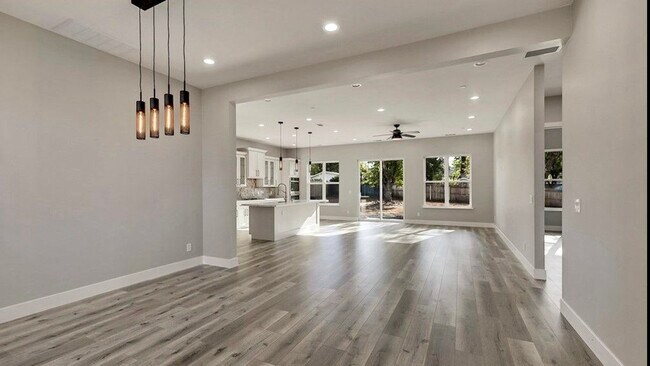 Foto del edificio - 5890 Crestmoor Dr