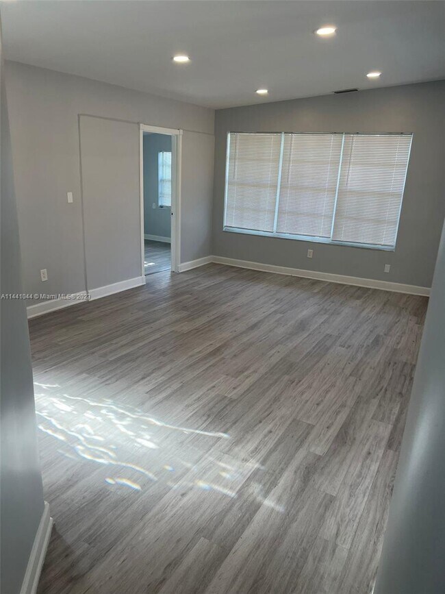 Building Photo - 17541 NE 4th Ave