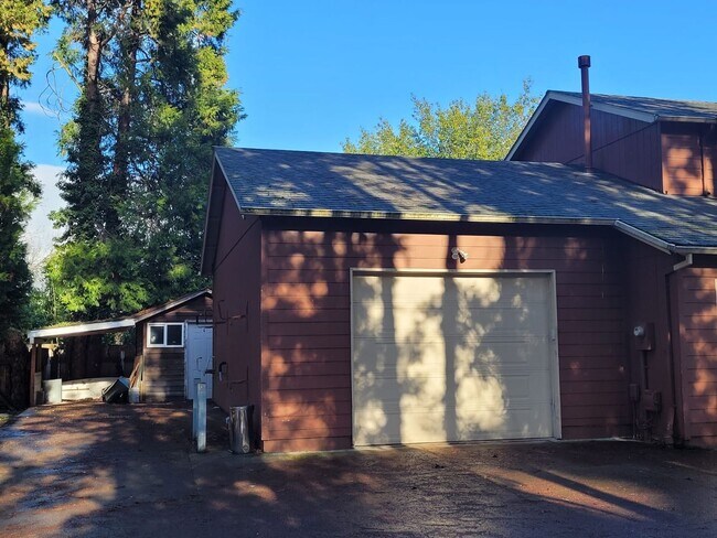 Building Photo - Beautiful 3 bedroom 2.5 bath home with lar...