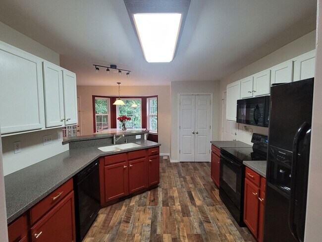 Building Photo - Charming and Spacious 4BR House in a Peace...