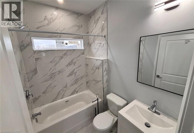 Photo du bâtiment - 140 Byron Ave