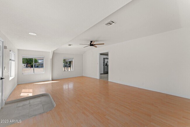 Foto del edificio - 461 N Madison St