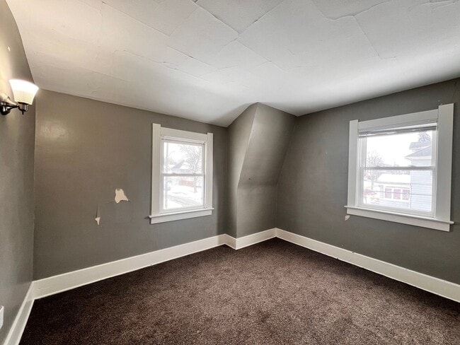 Building Photo - 3 Bedroom House