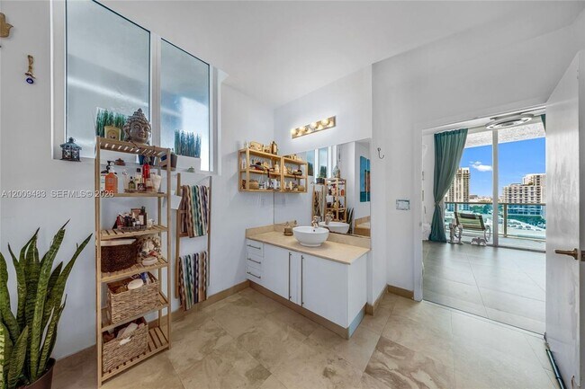 Foto del edificio - 700 NE 25th St