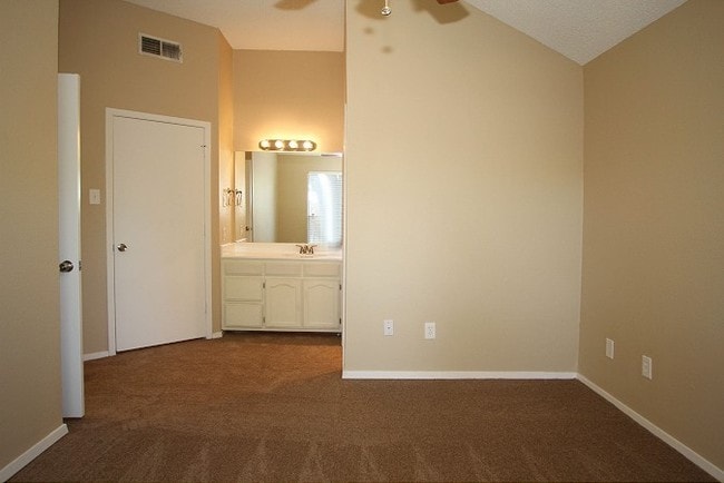 Building Photo - 313 Sunnyview Dr