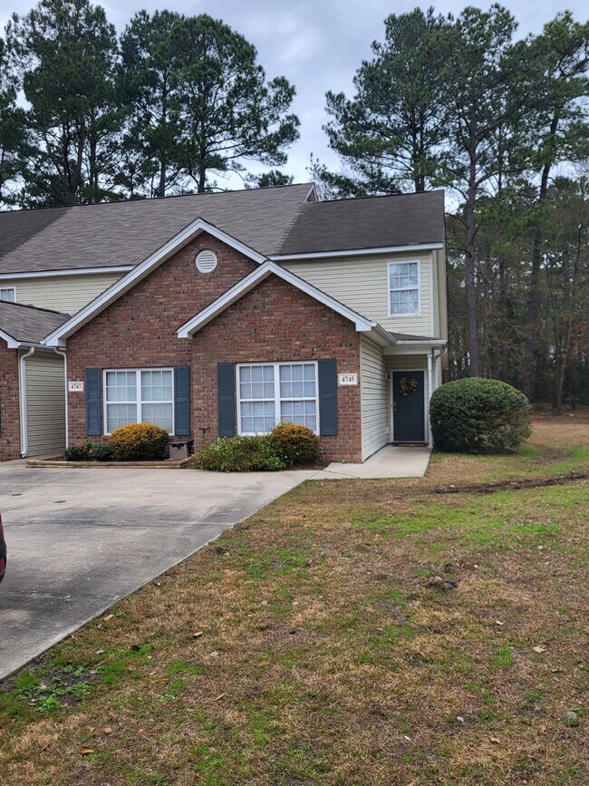 Building Photo - "Charming 2-Bedroom Townhouse on Skillmaster Court with Gleaming Hardwood Floors!"