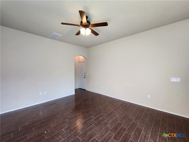 Foto del edificio - 622 Creekside Cir