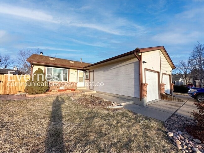 2 Bed/2 Bath Townhome with Fenced Yard & Garage / Available Soon! - 2 Bed/2 Bath Townhome with Fenced Yard & Garage / Available Soon!