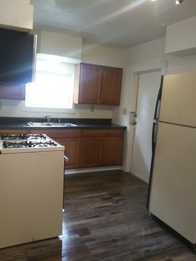 Building Photo - 325 2nd Ave