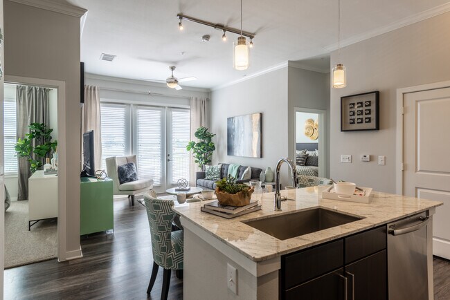 Amplia sala de estar - Overture Sugar Land 55+ Active Adult Apartment Homes