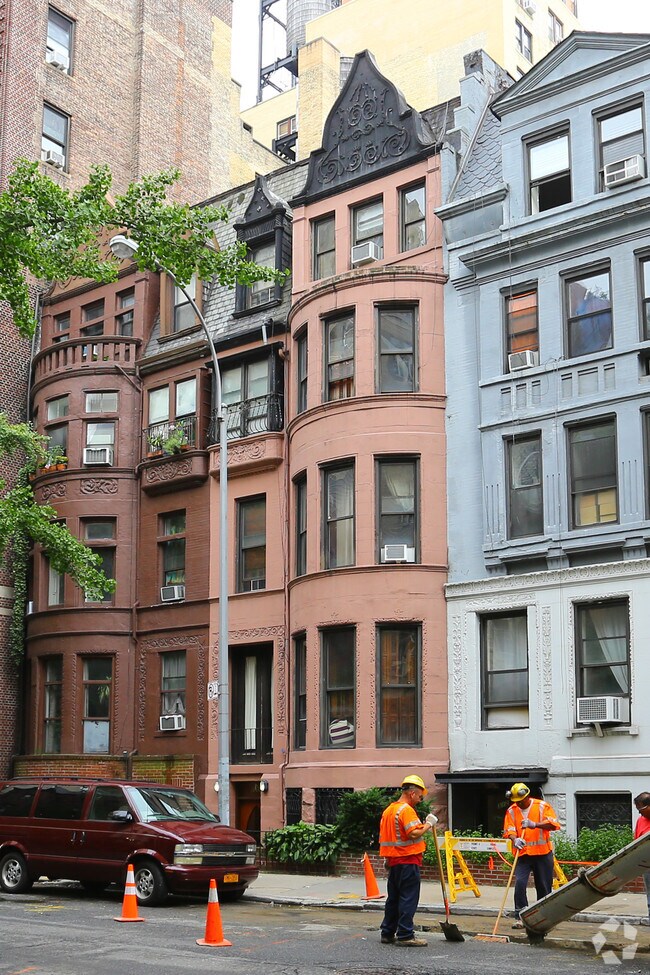 Building Photo - 310 W 89th St