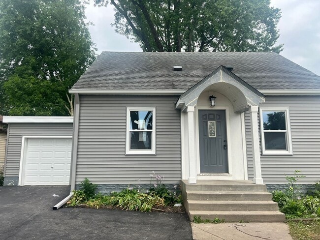 Building Photo - Adorable 3 Bedroom Fully Renovated Home!