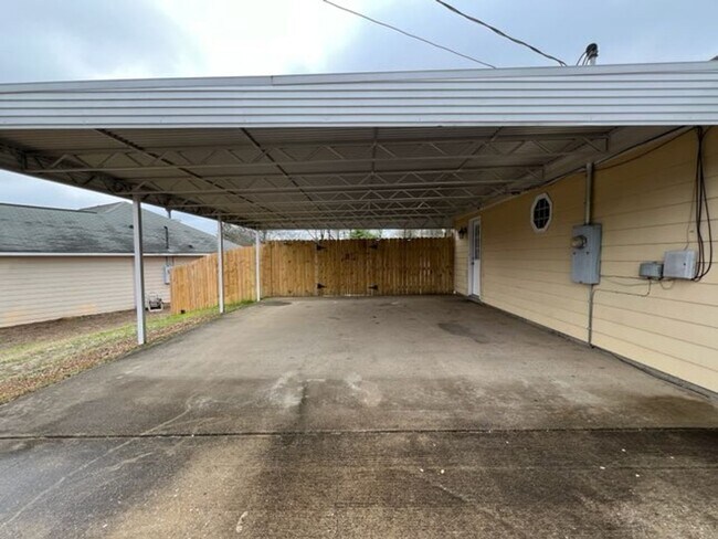 Foto del edificio - 4 Bedroom, 2 Bath Home in Lee County!