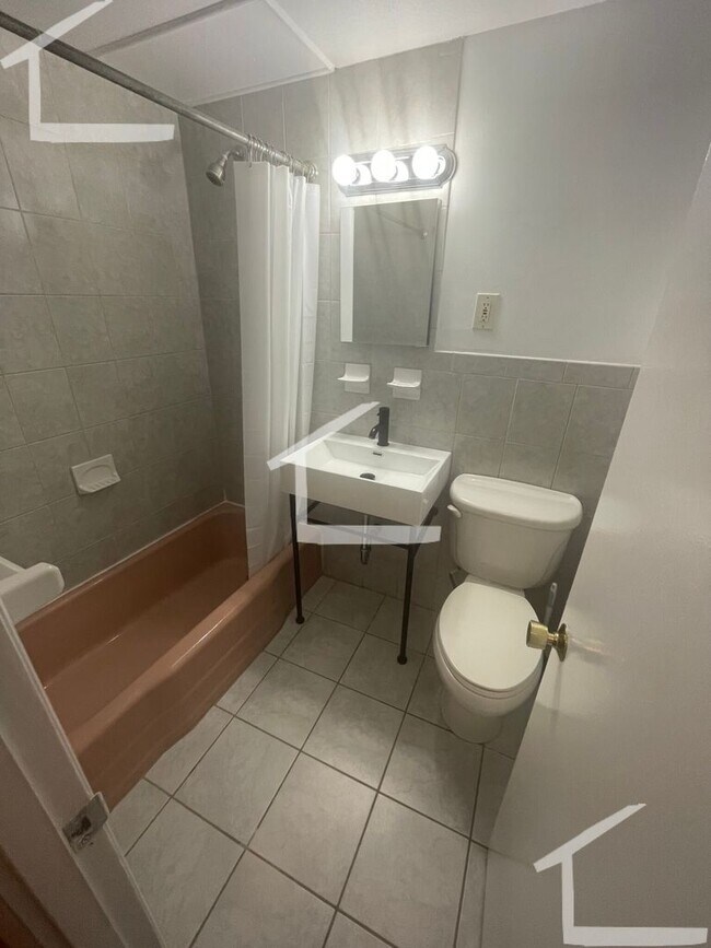 Foto del edificio - Newly renovated 2 bed near the heart of Washington Square in Brookline!