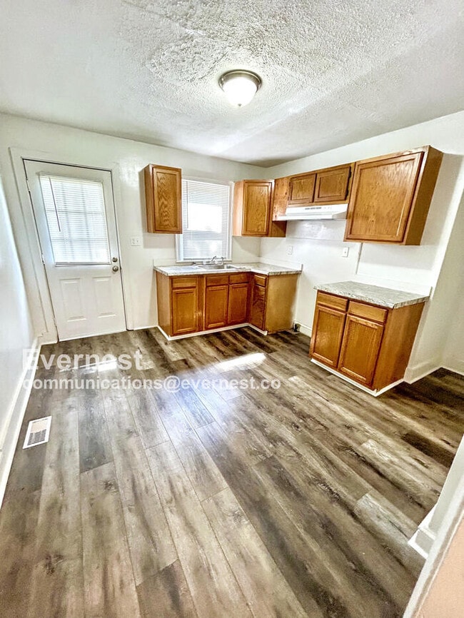 Foto del edificio - 2823 N Glenn Ave
