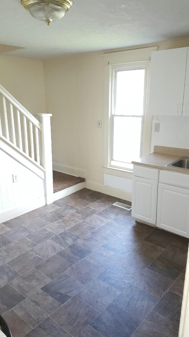 Building Photo - 3 bedrooms 1 bath