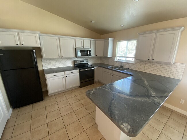 Building Photo - 1122 W 40 S