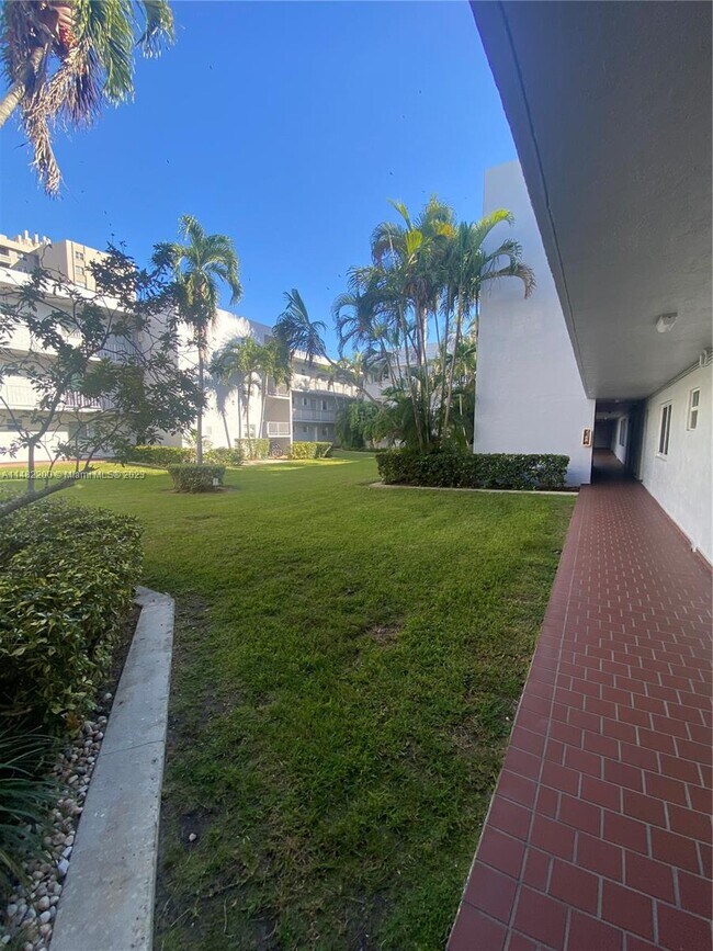 Building Photo - 100 Edgewater Dr