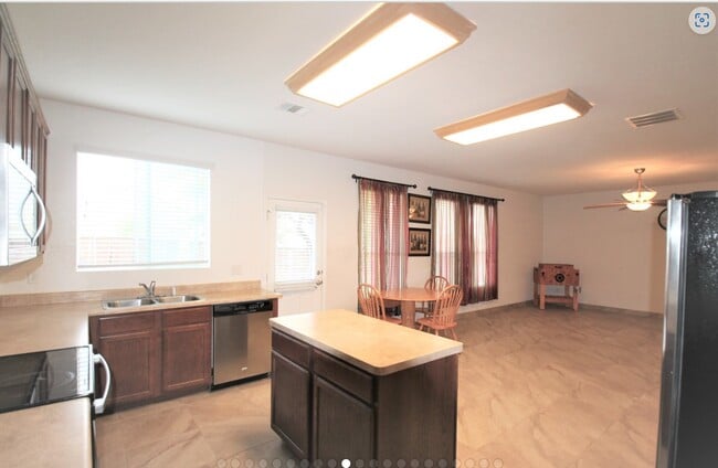 Building Photo - 7615 Paraiso Haven