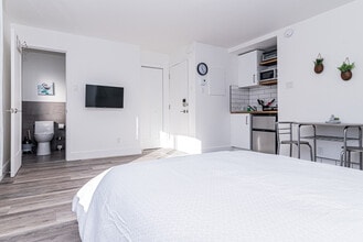 Building Photo - 1424 Rue Saint-Timothée