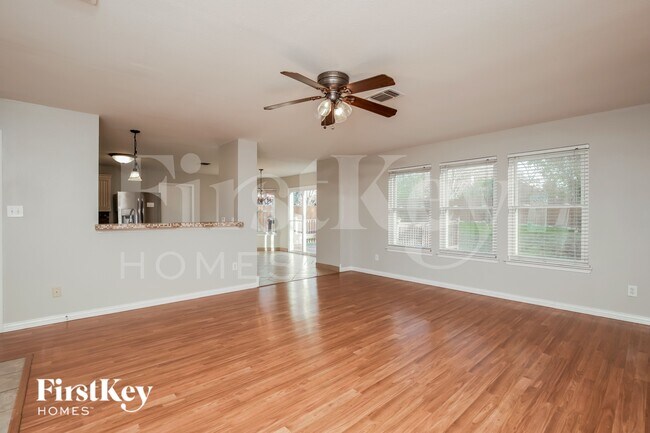 Building Photo - 3438 Columbia Dr